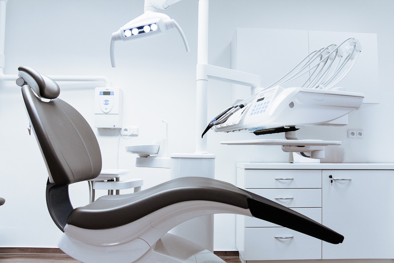 Uzupełnianie ubytków w uzębieniu – protezy zębowe: cennik implantów u dentysty w Warszawie Pradze