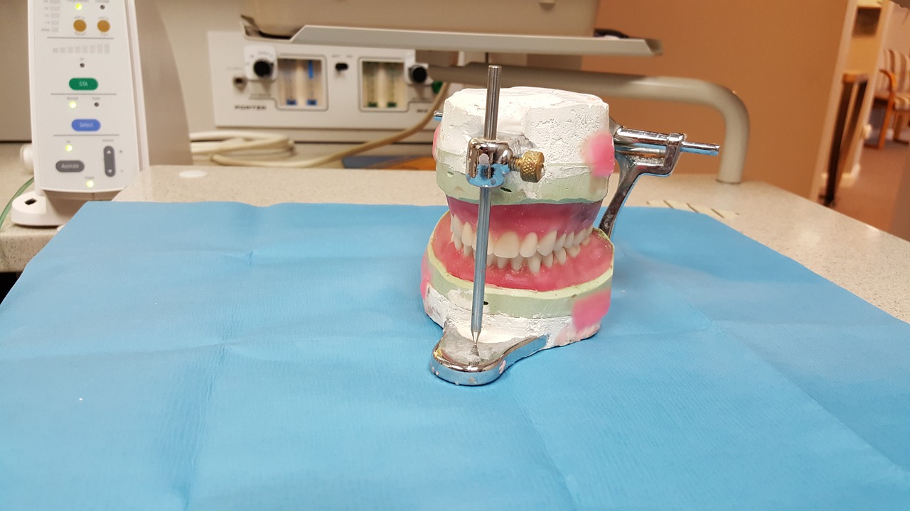 Protezy zębowe – jak z nimi funkcjonować? Naprawa protez zębowych w Warszawie – jaka cena?