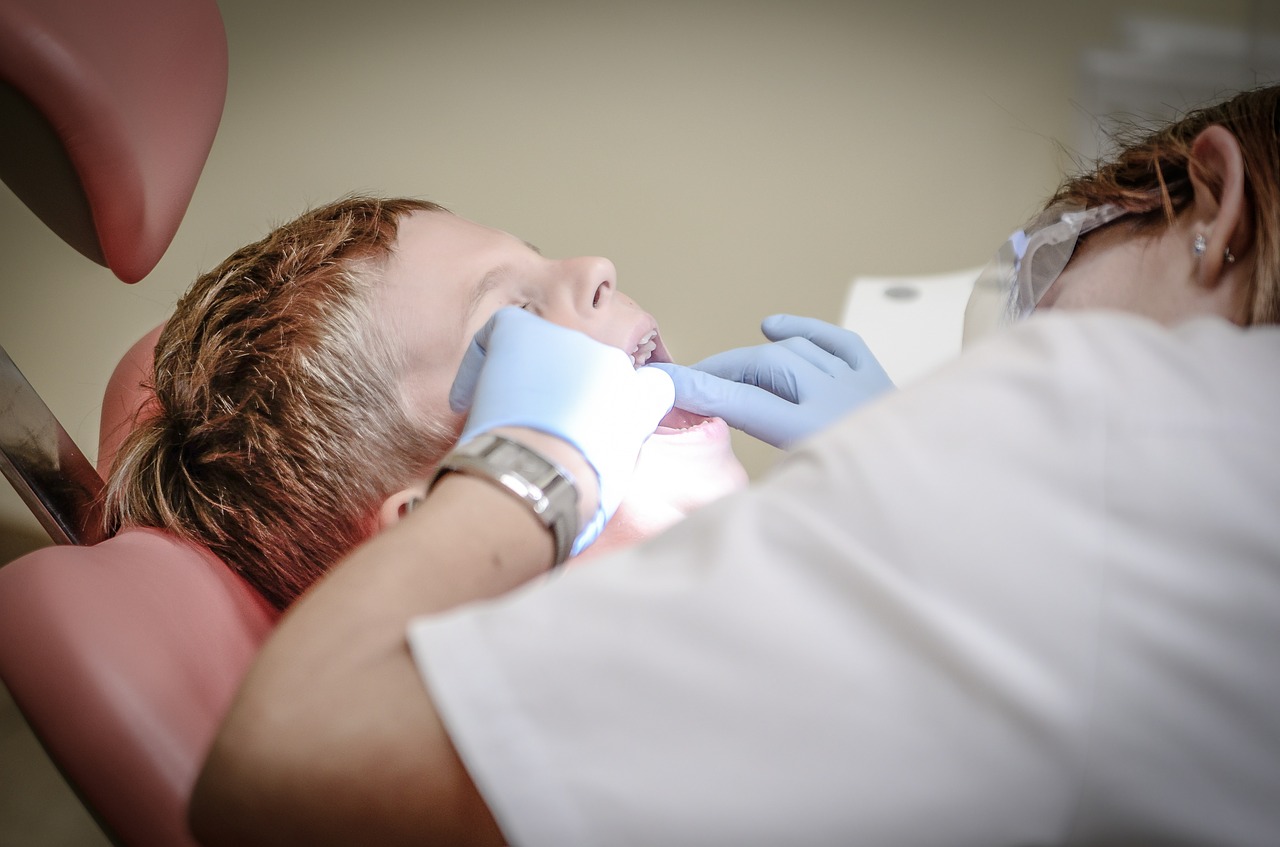 Jak skutecznie leczyć zęby? Bezbolesne leczenie zębów -stomatologia Warszawa Radość