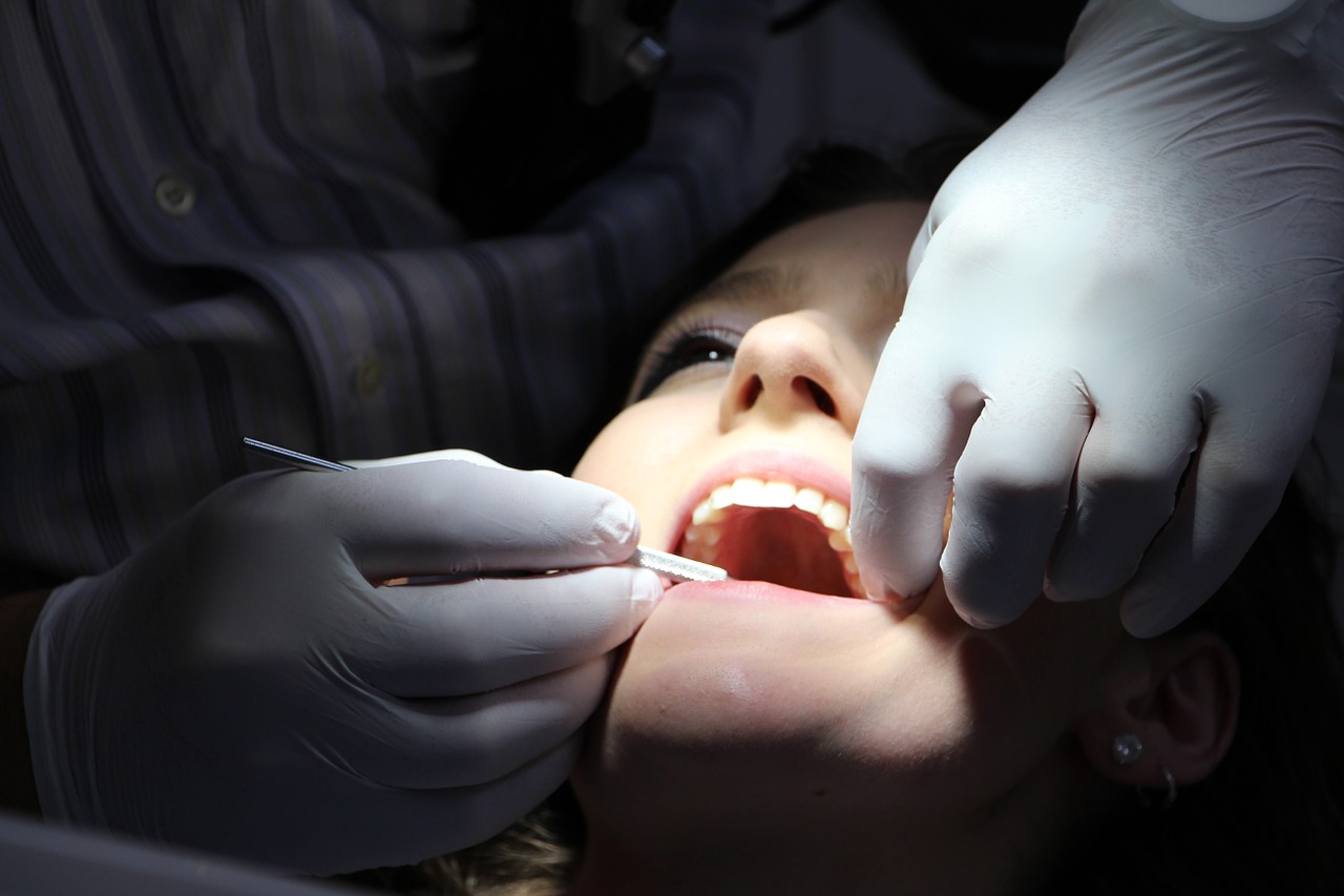 Protezy zębowe – szeroki wybór:  korony porcelanowe, protezy nylonowe
